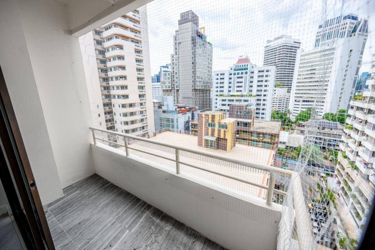 For SaleCondoSukhumvit, Asoke, Thonglor : Luxury condo with 2 bedrooms in the heart of Nana, size 117 sqm.Saranjai Mansion ready to move in, priced at only 10.9 million!
