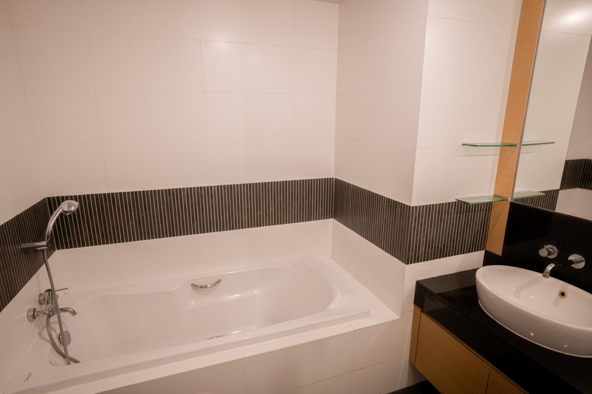 ขายคอนโดสาทร นราธิวาส : 28/02/2026, รวมค่าโอนLuxury Condo Urbana Sathorn 1 Bed 64.98 sqm Near BTS Sala Daeng พร้อมสระว่ายน้ำ ฟิตเนส ราคาพิเศษ 8.5 ล้าน!