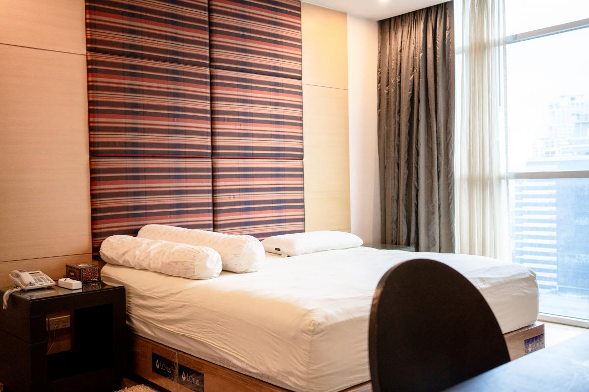 ขายคอนโดสาทร นราธิวาส : 28/02/2026, รวมค่าโอนLuxury Condo Urbana Sathorn 1 Bed 64.98 sqm Near BTS Sala Daeng พร้อมสระว่ายน้ำ ฟิตเนส ราคาพิเศษ 8.5 ล้าน!