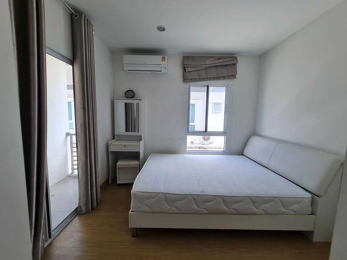 For SaleTownhomePathum Thani,Rangsit, Thammasat : Urgent sale! Townhome in front of the garden Delight the Loft, Don Mueang-Rangsit