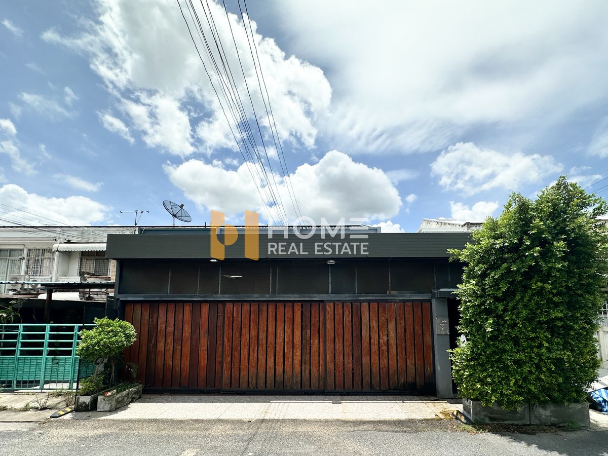 ขายทาวน์โฮมแจ้งวัฒนะ เมืองทอง : แต่งแบบจัดเต็ม สไตล์ Modern Luxury ✨ ทาวน์เฮ้าส์ พงษ์เพชรวิลล่า 3 / 2 ห้องนอน (ขาย), Pongpetch Villa 3 / Townhouse 2 Bedrooms (FOR SALE) GOLF120