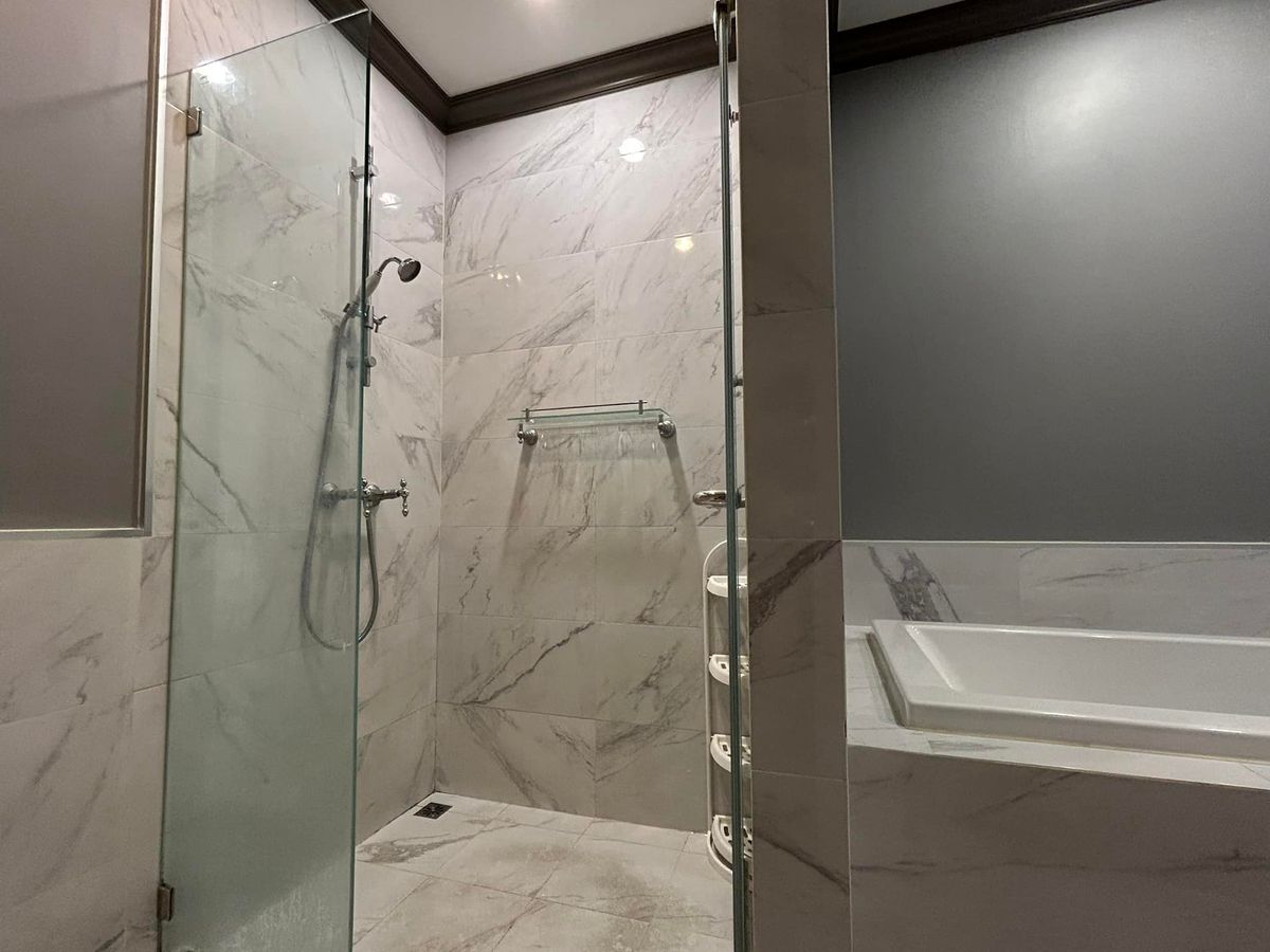 For SaleCondoSiam Paragon ,Chulalongkorn,Samyan : The Reserve Kasemsan 3【𝐒𝐄𝐋𝐋 & 𝐑𝐄𝐍𝐓】🔥Classic-style 2-bedroom unit with spacious living space and bathtub! Near BTS National Stadium🔥  Contact Line ID: @hacondo