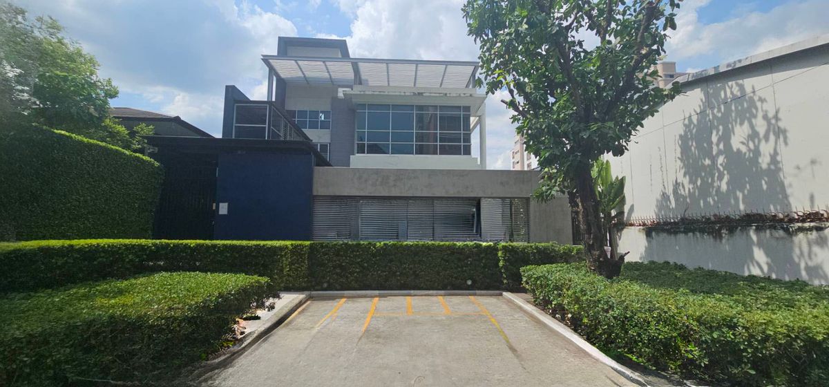 For SaleShop HouseRatchadapisek, Huaikwang, Suttisan : Two Story multi-purpose building for sale with private swimming pool - Near MRT Sutthisan
