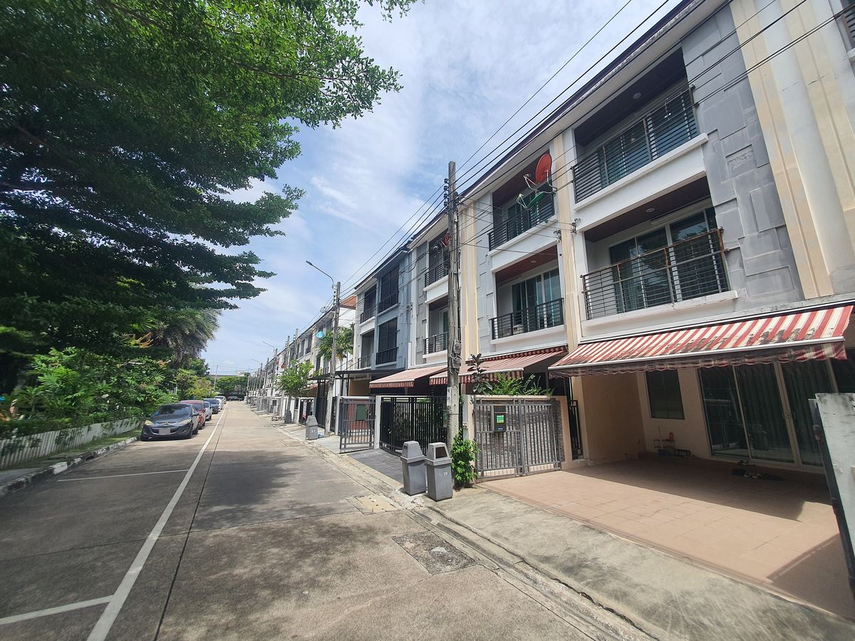 ขายทาวน์โฮมลาดพร้าว101 แฮปปี้แลนด์ : บ้านกลางเมือง ลาดพร้าว 87, ทาวน์โฮม 3 ชั้น, วิวสวน เป็นส่วนตัว ทำเลดี, สไตล์โมเดิร์น ราคาจับต้องได้, ฟังก์ชันครบ หรู คุ้ม พร้อมอยู่ทันที