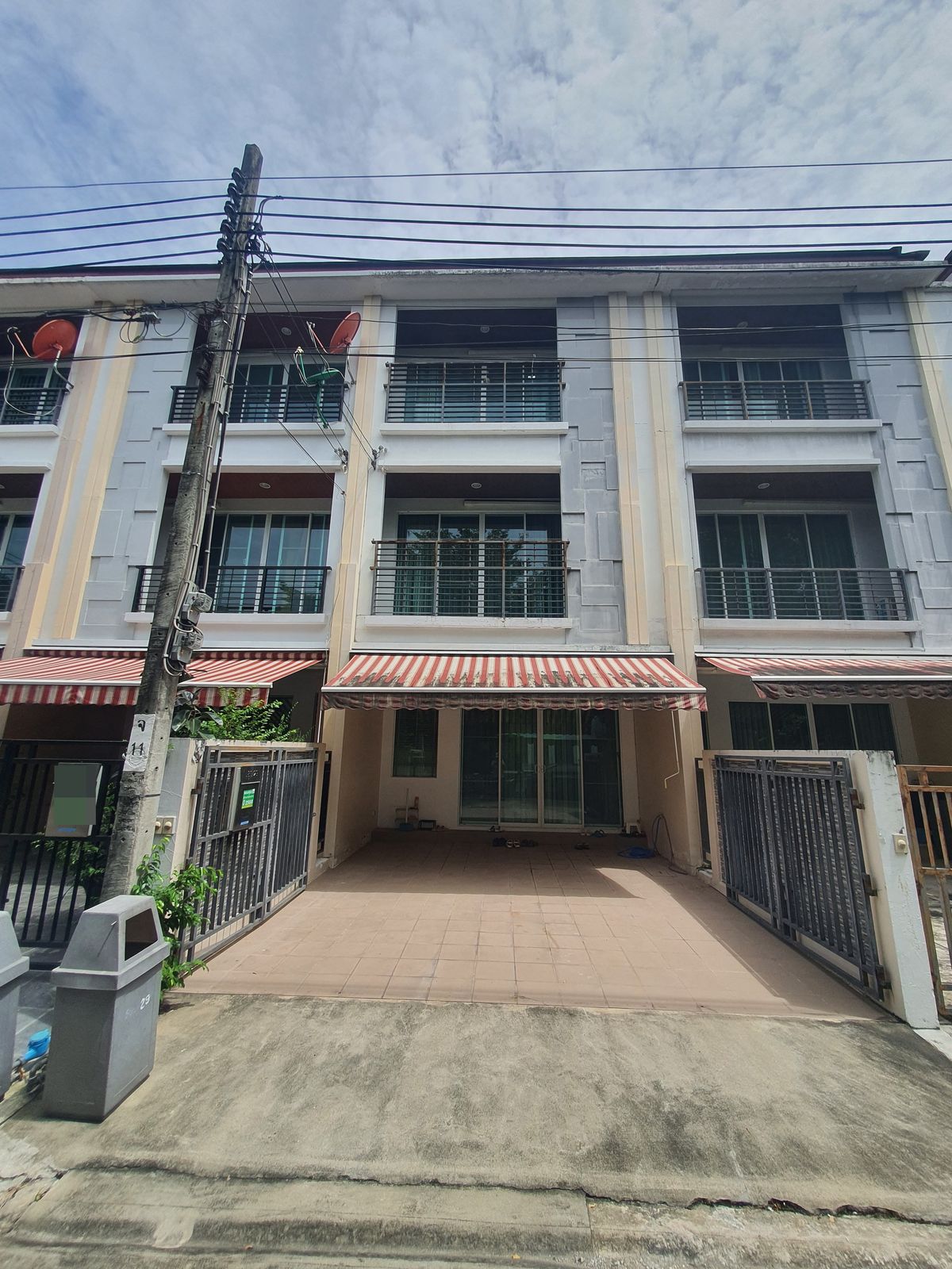 ขายทาวน์โฮมลาดพร้าว101 แฮปปี้แลนด์ : บ้านกลางเมือง ลาดพร้าว 87, ทาวน์โฮม 3 ชั้น, วิวสวน เป็นส่วนตัว ทำเลดี, สไตล์โมเดิร์น ราคาจับต้องได้, ฟังก์ชันครบ หรู คุ้ม พร้อมอยู่ทันที