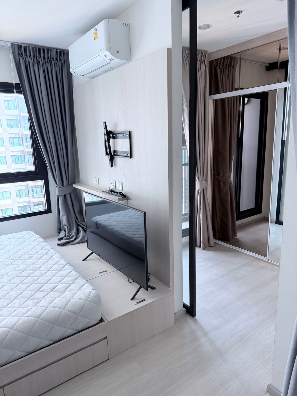 LIFE Asoke Condo for Rent near Airport Rail Link Makkasan & MRT Phetchaburi Loading...