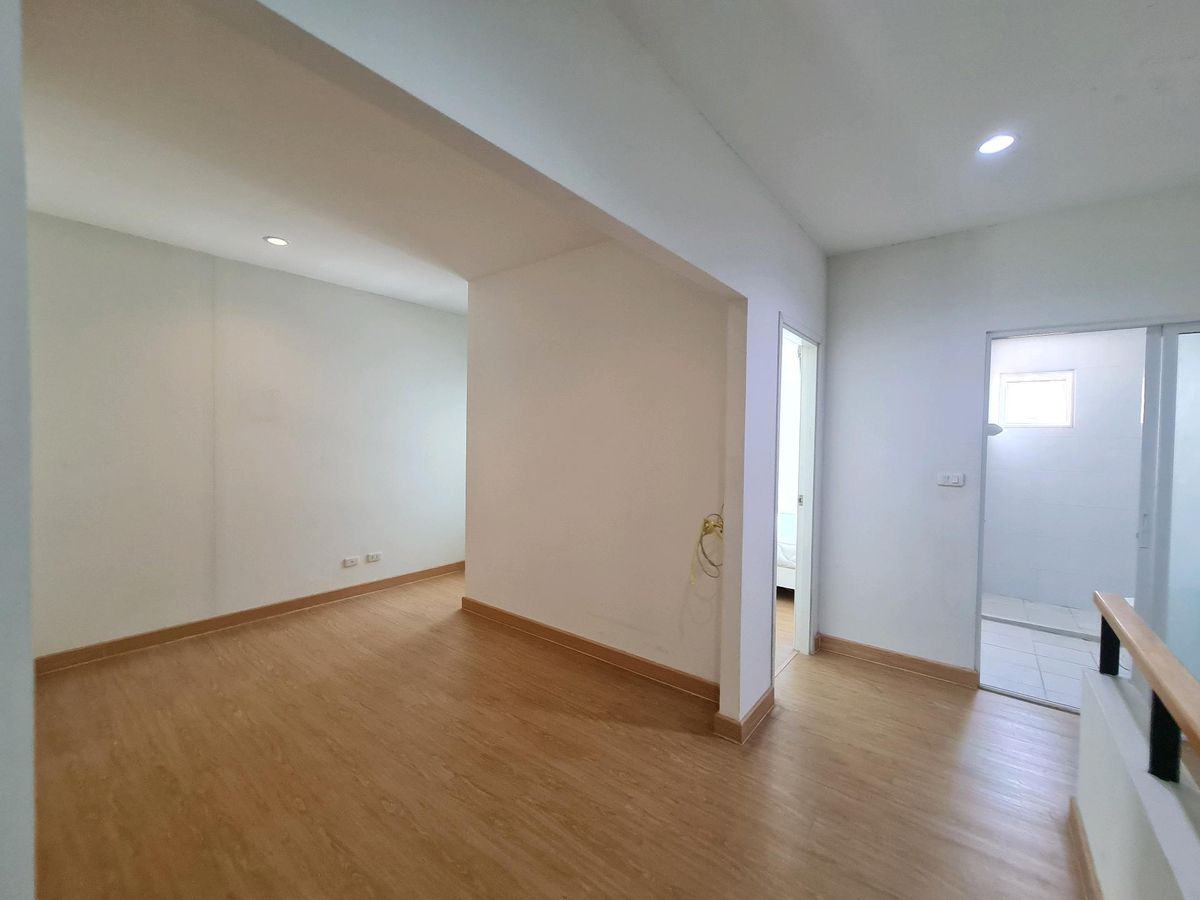 For SaleTownhomePathum Thani,Rangsit, Thammasat : Urgent sale! Townhome in front of the garden Delight the Loft, Don Mueang-Rangsit