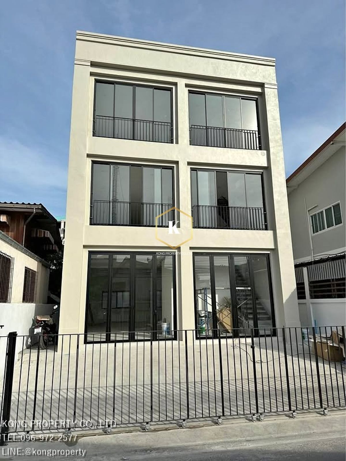 For RentOfficeBangna, Bearing, Lasalle : The rental office of 3.5 layers + Bang Na Trat deck #Near Central Bangna