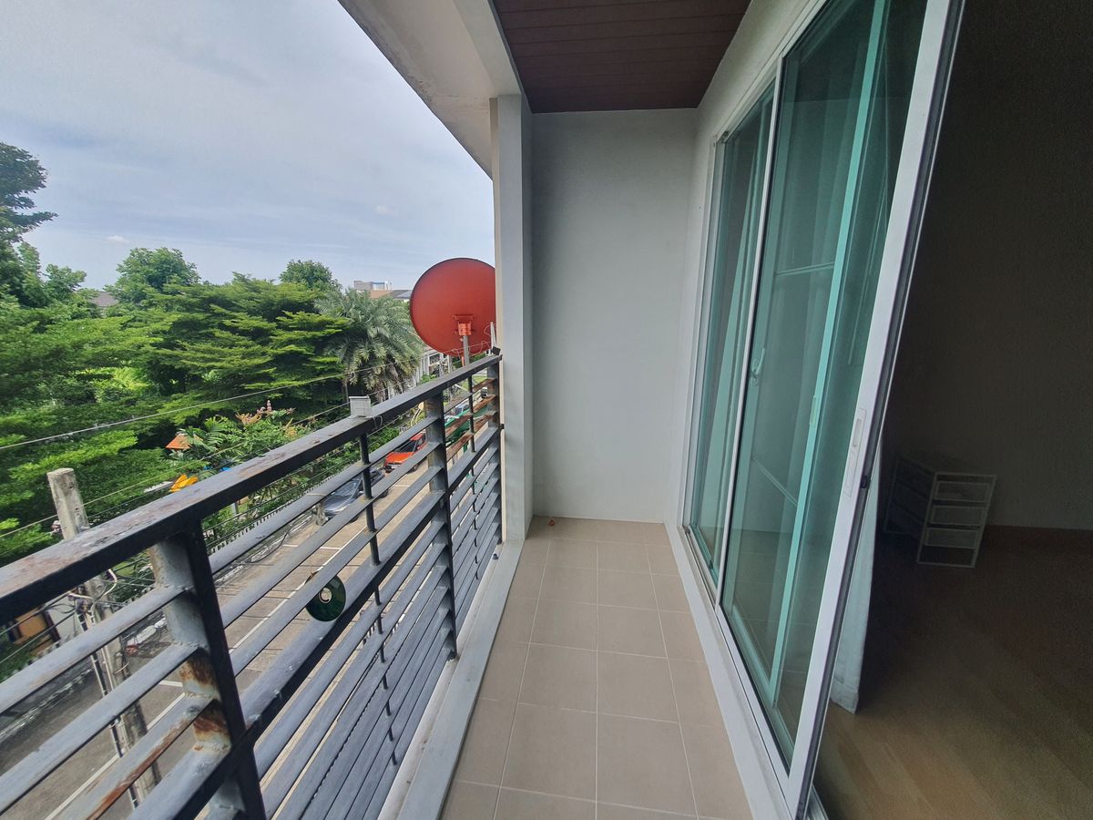 ขายทาวน์โฮมลาดพร้าว101 แฮปปี้แลนด์ : บ้านกลางเมือง ลาดพร้าว 87, ทาวน์โฮม 3 ชั้น, วิวสวน เป็นส่วนตัว ทำเลดี, สไตล์โมเดิร์น ราคาจับต้องได้, ฟังก์ชันครบ หรู คุ้ม พร้อมอยู่ทันที