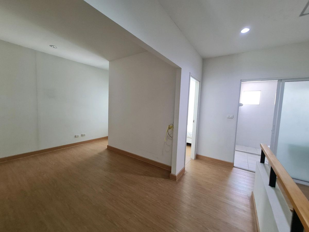 For SaleTownhomePathum Thani,Rangsit, Thammasat : Urgent sale! Townhome in front of the garden Delight the Loft, Don Mueang-Rangsit