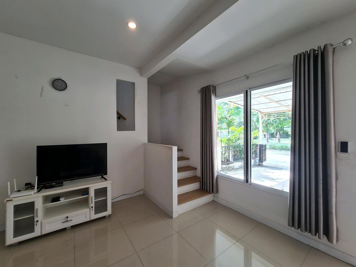 For SaleTownhomePathum Thani,Rangsit, Thammasat : Urgent sale! Townhome in front of the garden Delight the Loft, Don Mueang-Rangsit