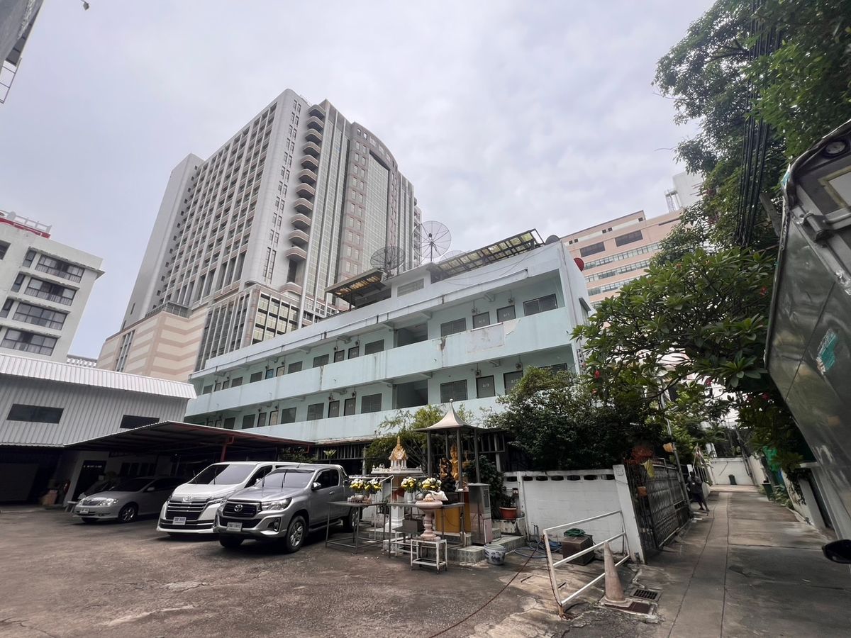 For SaleLandNana, North Nana,Sukhumvit13, Soi Nana : Land for sale in the Nuea Nuea (Soi Sukhumvit 3) after the Bamrungrad Hospital 83 sq.m.
