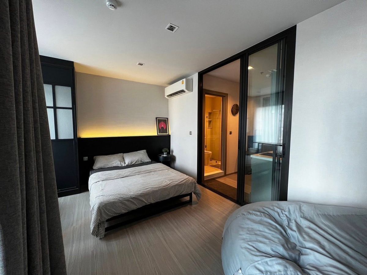 For RentCondoRama9, Petchburi, RCA : Rent RR822 Life Asoke Rama9. Beautiful room. Furniture near the Rama 9 MRT BTS. Ready to stay on 15/11/2025.