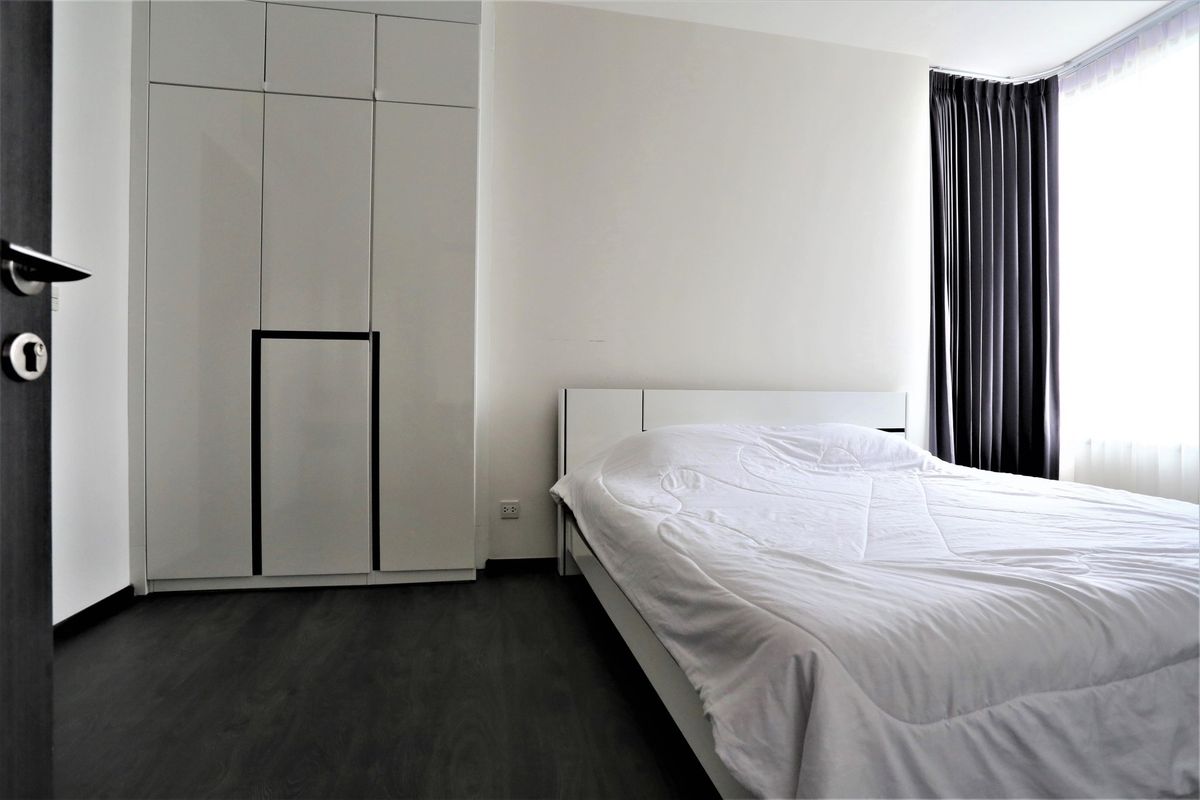 For RentCondoSukhumvit, Asoke, Thonglor : 💎 The Edge Sukhumvit 23 – Stylish 1BR Condo, 23rd Floor (43 sqm) | Prime Asoke Living | 350m to MRT Sukhumvit & BTS Asoke