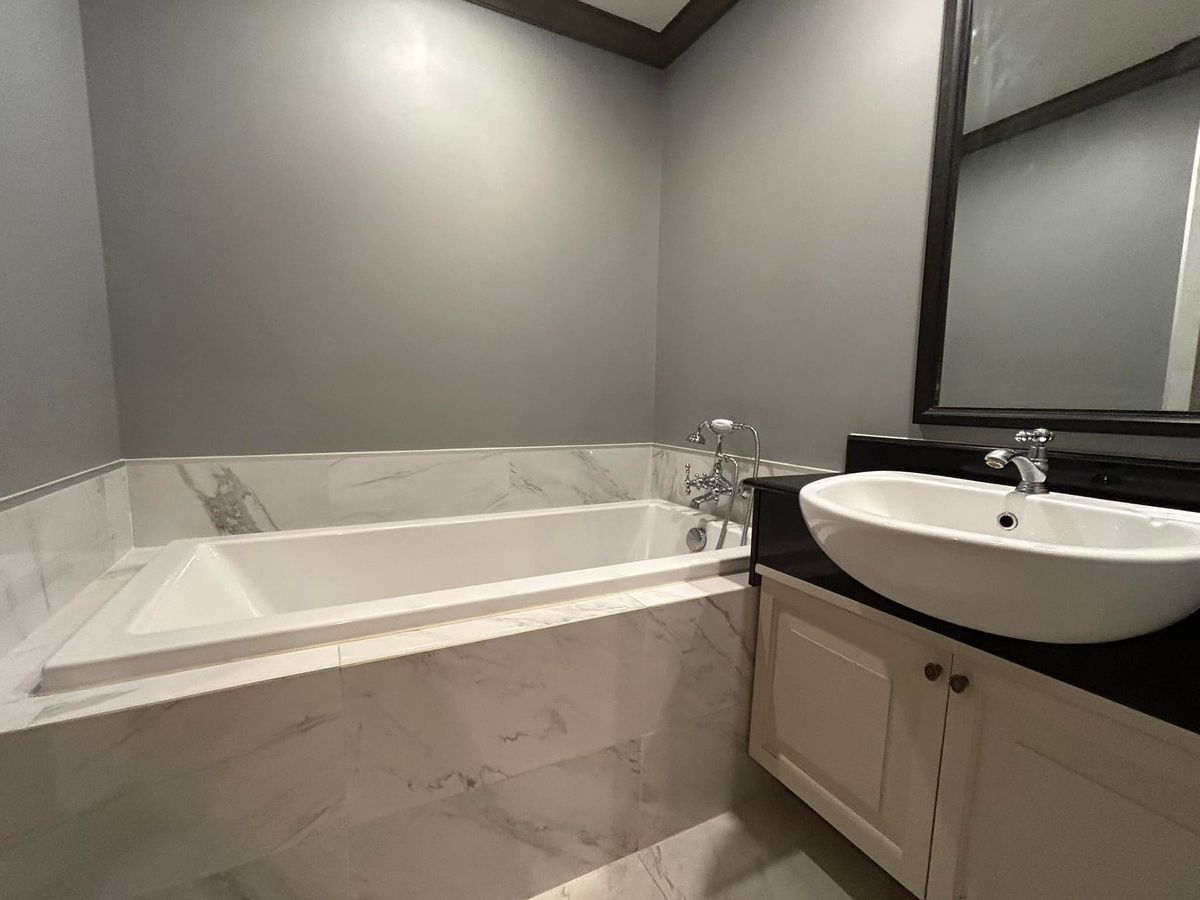 For SaleCondoSiam Paragon ,Chulalongkorn,Samyan : The Reserve Kasemsan 3【𝐒𝐄𝐋𝐋 & 𝐑𝐄𝐍𝐓】🔥Classic-style 2-bedroom unit with spacious living space and bathtub! Near BTS National Stadium🔥  Contact Line ID: @hacondo