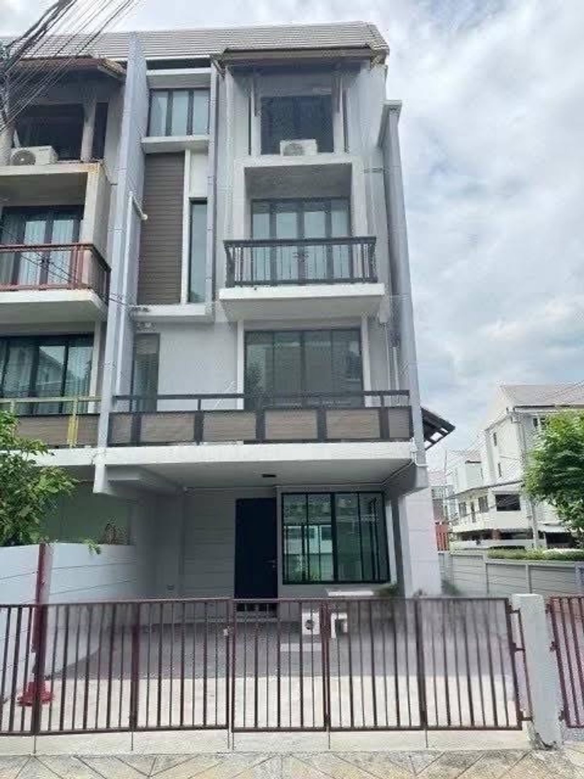 ให้เช่าโฮมออฟฟิศอ่อนนุช อุดมสุข : ให้เช่า โฮมออฟฟิศ อ่อนนุช สุขุมวิท 77 ใกล้ แยกศรีนุช ใกล้ห้าง ซีคอน สแควร์ และ พาราไดซ์ สวนหลวง ร.9 บึงหนองบอน