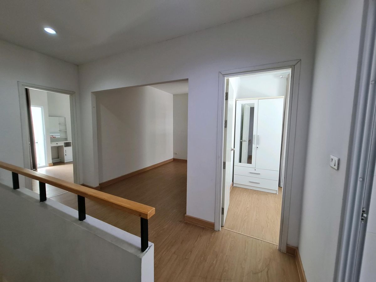 For SaleTownhomePathum Thani,Rangsit, Thammasat : Urgent sale! Townhome in front of the garden Delight the Loft, Don Mueang-Rangsit