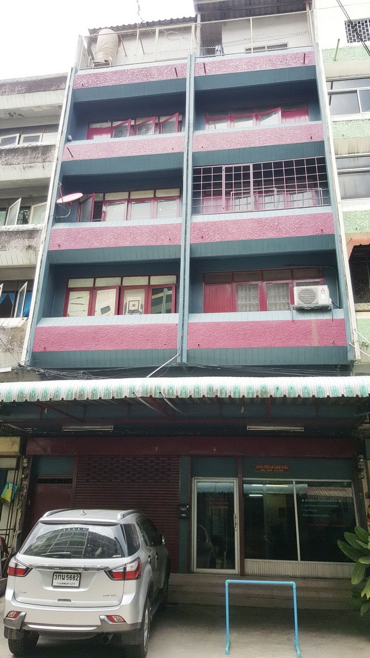 For SaleShop HouseSeri Thai, Ramkhamhaeng Nida : Sell ​​2 booths, 6 floors, size 30 sq. Wah. Usable area 720 sqm. Soi Serithai 3 Khlong Chan, Bang Kapi, Bangkok.