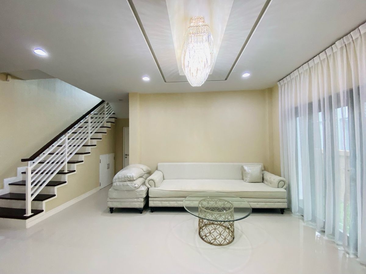 For RentHousePattanakan, Srinakarin : Rent a luxury house, Setthasiri, Krungthep Kreetha, a large detached house Near the club house With complete new furniture Go in immediately!