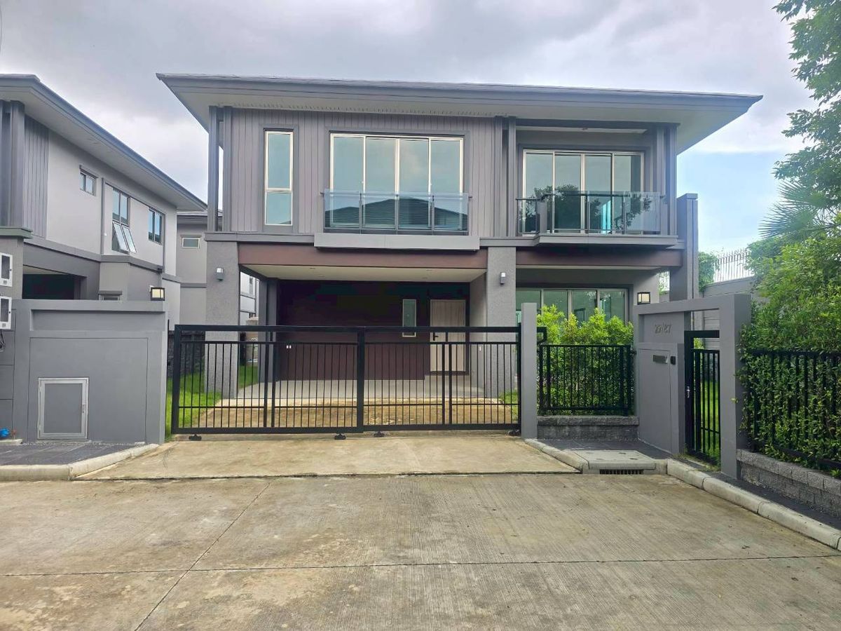For SaleHousePattanakan, Srinakarin : ✨ 2-Storey House for Sale at The Palm Krungthepkreetha - Wongwaen, featuring 4 bedrooms on a 65.30 sq.wah plot. The village offers full facilities and a convenient location, close to the expressway, shopping malls, hospitals, schools, and the ai