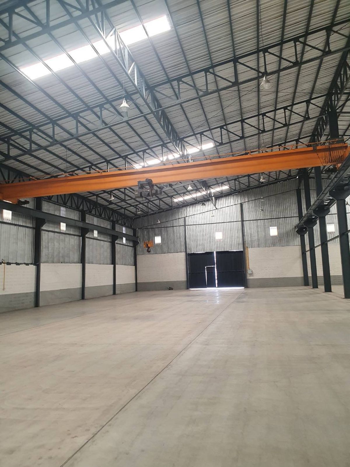 ให้เช่าโรงงานสมุทรปราการ สำโรง : ให้เช่าโรงงานโกดังพร้อมออฟฟิศ 2 ชั้น ขนาดใหญ่ บนพื้นที่ 6 ไร่ 2 งาน พื้นที่ใช้สอย 4,100 ตารางเมตร ไม่รวมพื้นที่จอดรถกว่า 4 ไร่ ทำเล สำโรงใต้ ปู่เจ้าสมิงพราย พื้นที่สีม่วง ขอ รง.4 ได้ รถเทรลเลอร์เข้าออกได้