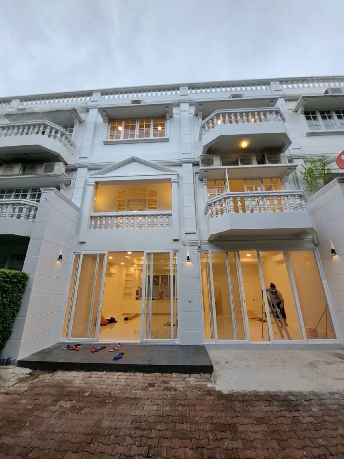 For RentTownhomeSukhumvit, Asoke, Thonglor : 📢👇3-Storey Townhouse Partly Furnished – Perfect for Tenants with Own Furniture, shady and peaceful place to live
