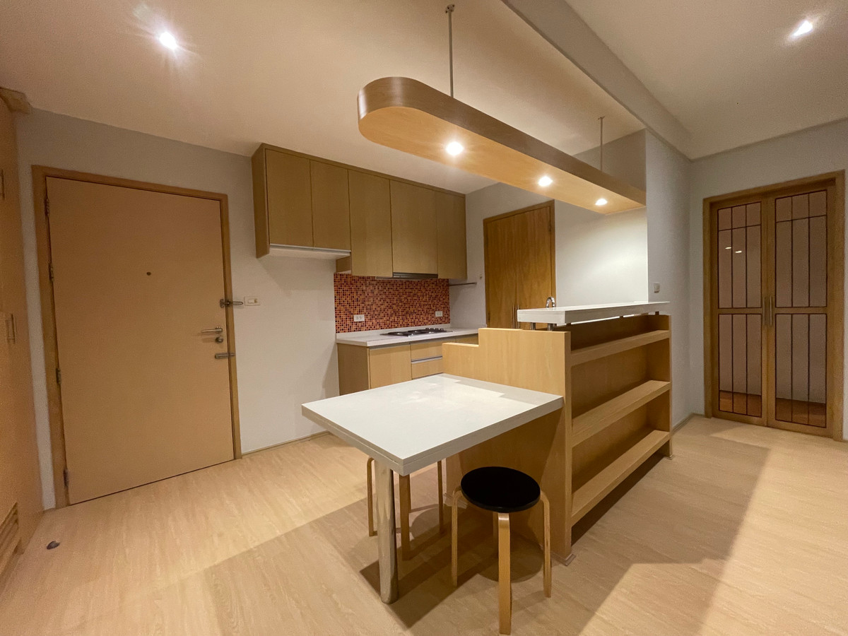 For RentCondoRatchathewi,Phayathai : Villa Ratchathewi 🏢 2 bedrooms width up to 84 sq.w. Height near BTS 200 meters, shady, just 50k per month. • Interested contact 081-152-6154 agent.