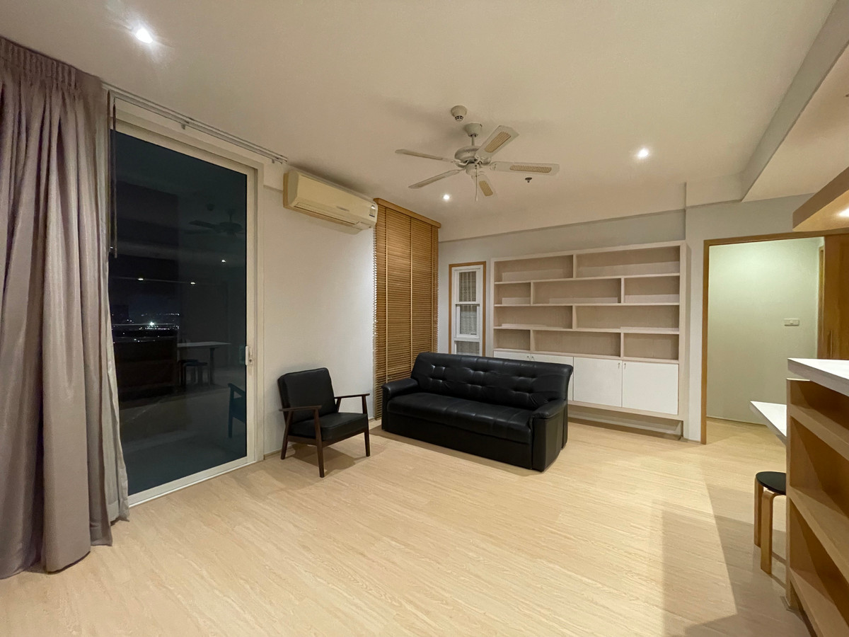 For RentCondoRatchathewi,Phayathai : Villa Ratchathewi 🏢 2 bedrooms width up to 84 sq.w. Height near BTS 200 meters, shady, just 50k per month. • Interested contact 081-152-6154 agent.