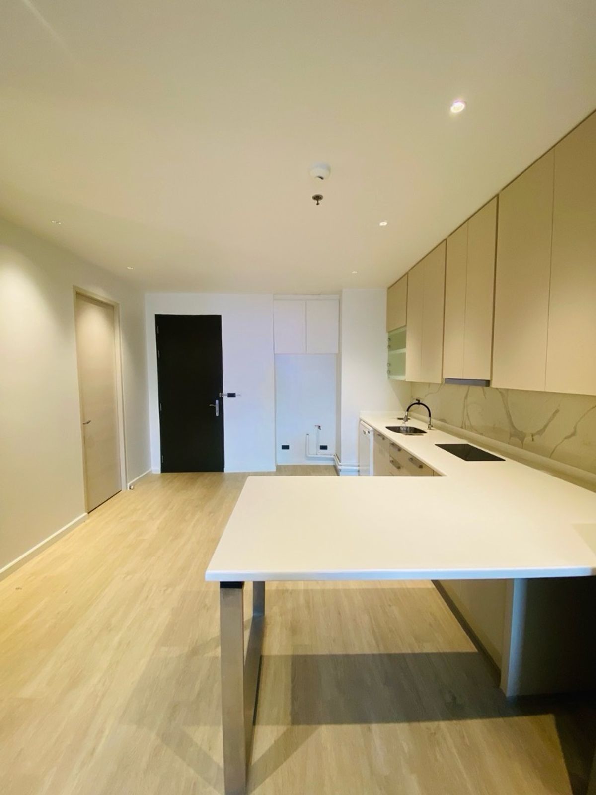 For SaleCondoRatchathewi,Phayathai : Luxury condo for sale in Siam (The Address Siam) ✨ Luxury condo in the heart of the city Golden location connects whole life, working and personal life. Just a few steps to BTS Ratchathewi, convenient to travel to Siam Phaya Thai Asoke and CBD.