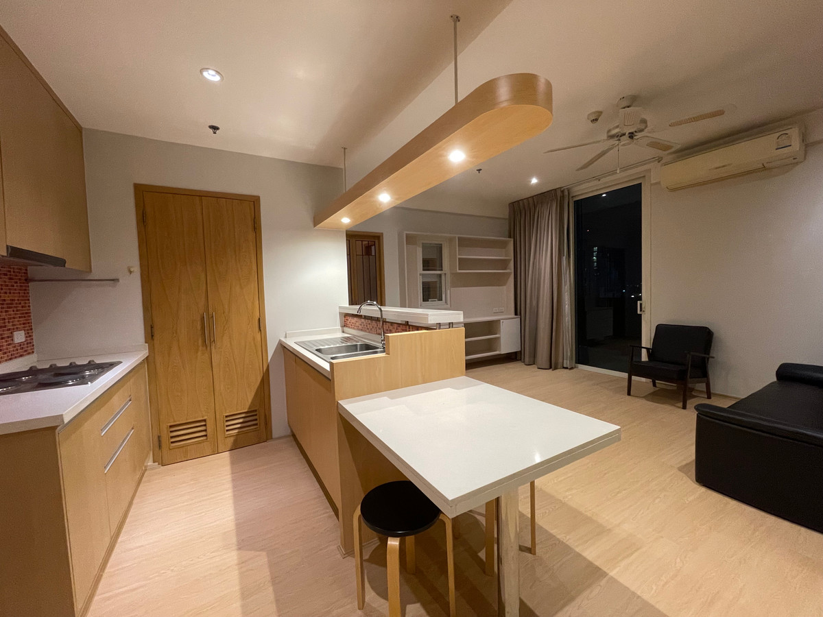 For RentCondoRatchathewi,Phayathai : Villa Ratchathewi 🏢 2 bedrooms width up to 84 sq.w. Height near BTS 200 meters, shady, just 50k per month. • Interested contact 081-152-6154 agent.