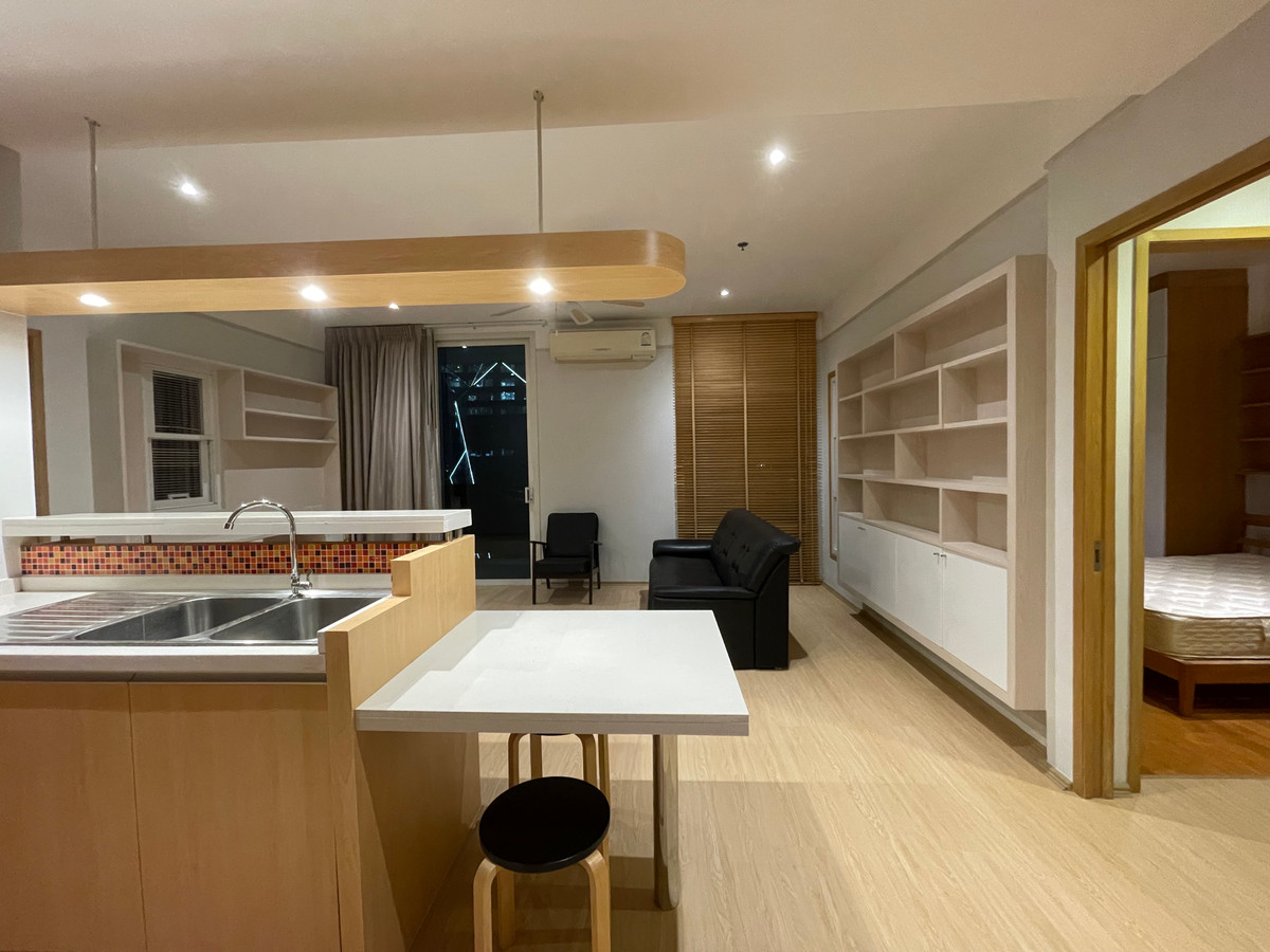 For RentCondoRatchathewi,Phayathai : Villa Ratchathewi 🏢 2 bedrooms width up to 84 sq.w. Height near BTS 200 meters, shady, just 50k per month. • Interested contact 081-152-6154 agent.