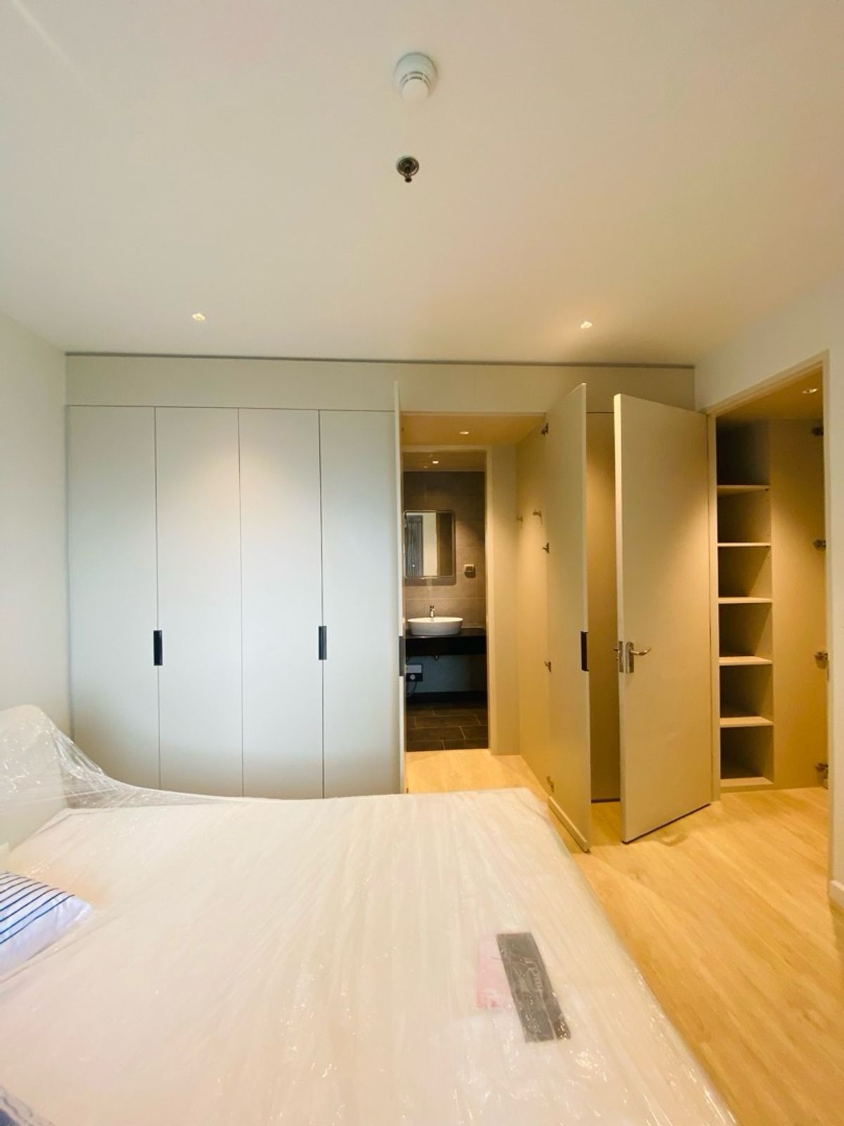 For SaleCondoRatchathewi,Phayathai : Luxury condo for sale in Siam (The Address Siam) ✨ Luxury condo in the heart of the city Golden location connects whole life, working and personal life. Just a few steps to BTS Ratchathewi, convenient to travel to Siam Phaya Thai Asoke and CBD.