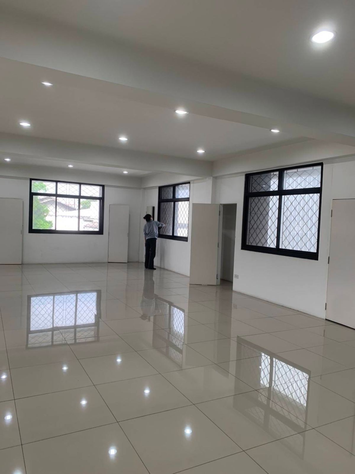 ให้เช่าโรงงานสมุทรปราการ สำโรง : ให้เช่าโรงงานโกดังพร้อมออฟฟิศ 2 ชั้น ขนาดใหญ่ บนพื้นที่ 6 ไร่ 2 งาน พื้นที่ใช้สอย 4,100 ตารางเมตร ไม่รวมพื้นที่จอดรถกว่า 4 ไร่ ทำเล สำโรงใต้ ปู่เจ้าสมิงพราย พื้นที่สีม่วง ขอ รง.4 ได้ รถเทรลเลอร์เข้าออกได้