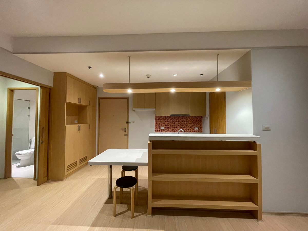 For RentCondoRatchathewi,Phayathai : Villa Ratchathewi 🏢 2 bedrooms width up to 84 sq.w. Height near BTS 200 meters, shady, just 50k per month. • Interested contact 081-152-6154 agent.