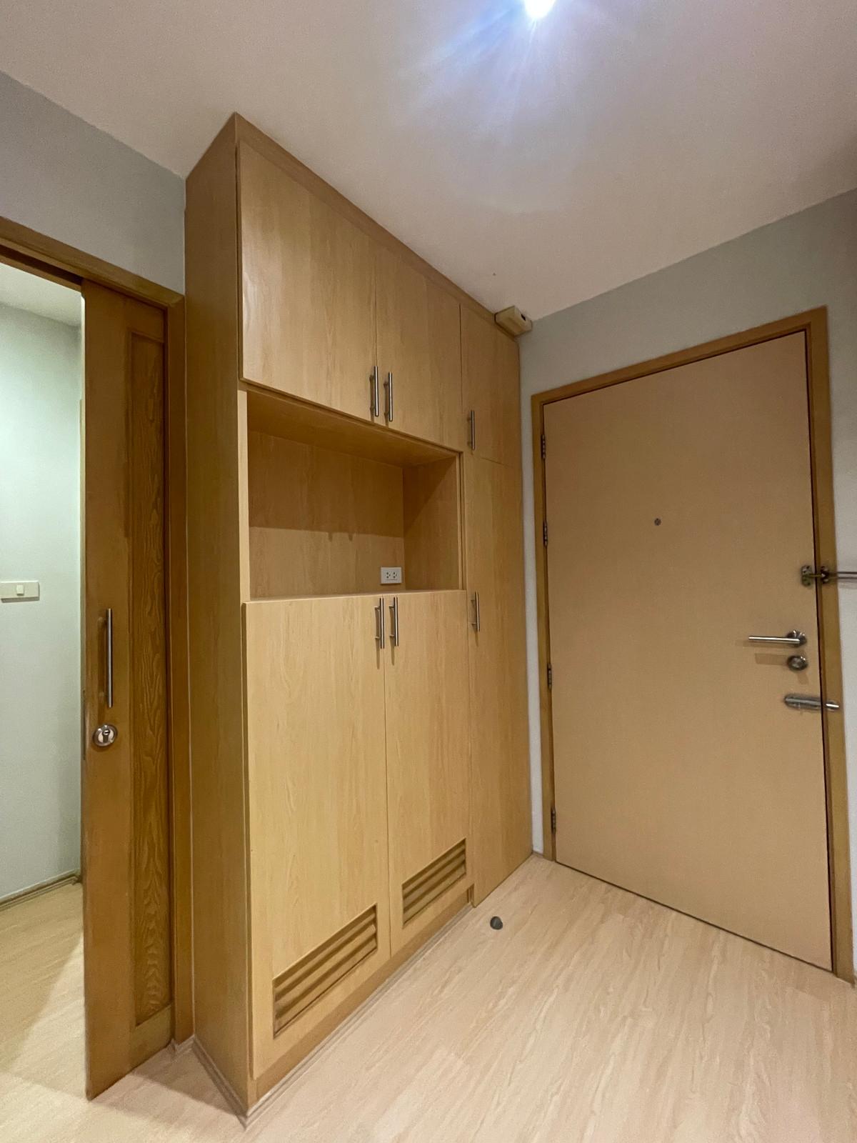 For RentCondoRatchathewi,Phayathai : Villa Ratchathewi 🏢 2 bedrooms width up to 84 sq.w. Height near BTS 200 meters, shady, just 50k per month. • Interested contact 081-152-6154 agent.