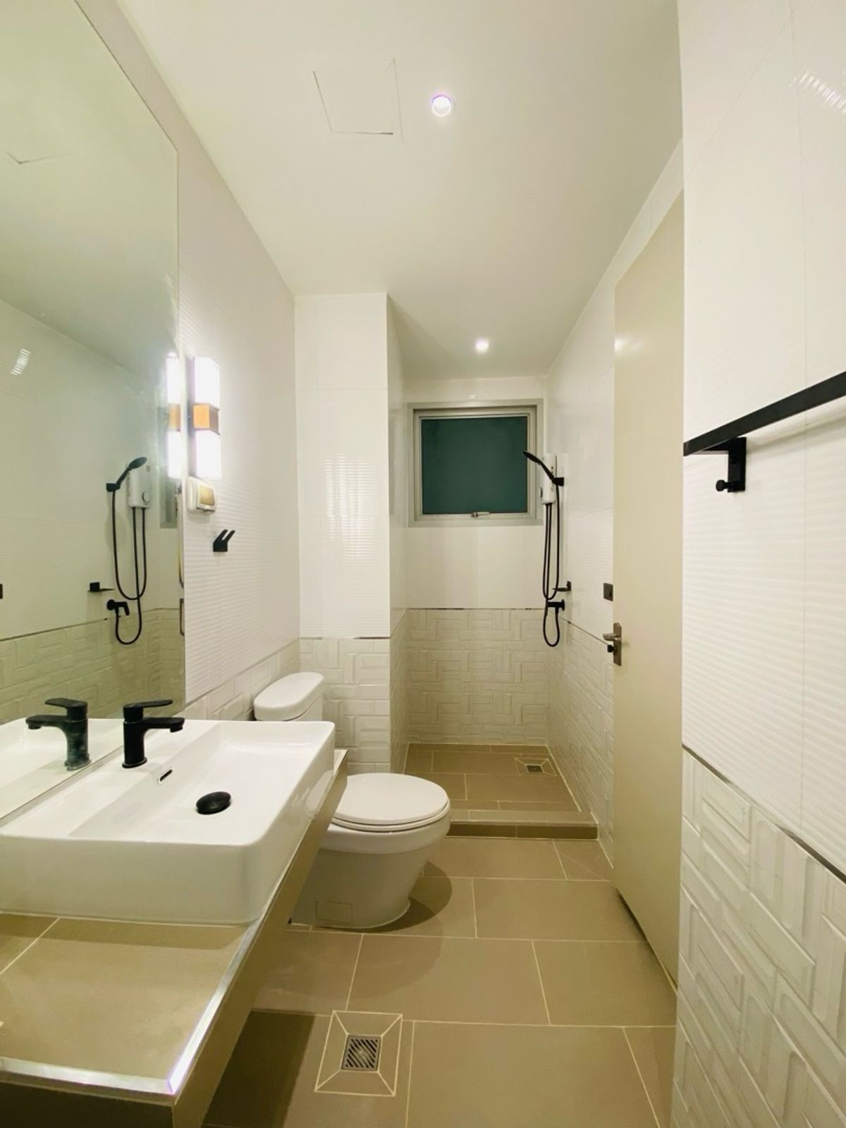 For SaleCondoRatchathewi,Phayathai : Luxury condo for sale in Siam (The Address Siam) ✨ Luxury condo in the heart of the city Golden location connects whole life, working and personal life. Just a few steps to BTS Ratchathewi, convenient to travel to Siam Phaya Thai Asoke and CBD.