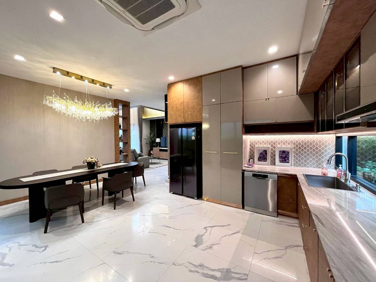 For RentHouseLadkrabang, Suwannaphum Airport : ♦ Luxury class ♦ Detached house 2 storey | Land size 107.00 sq.w. Usable area 555.00 sq.m. | 4 Bedrooms 5 Bathrooms 3 Parking | Near Mega Bangna
