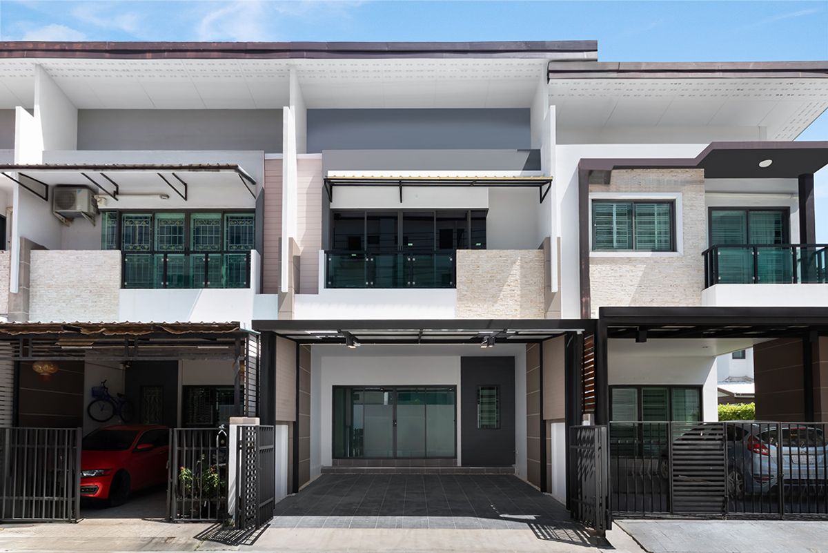 For SaleTownhomePathum Thani,Rangsit, Thammasat : 2-story townhome, new renovated lift, Rangsit-Ratchapruek Residence The front of the house does not collide. Near the future