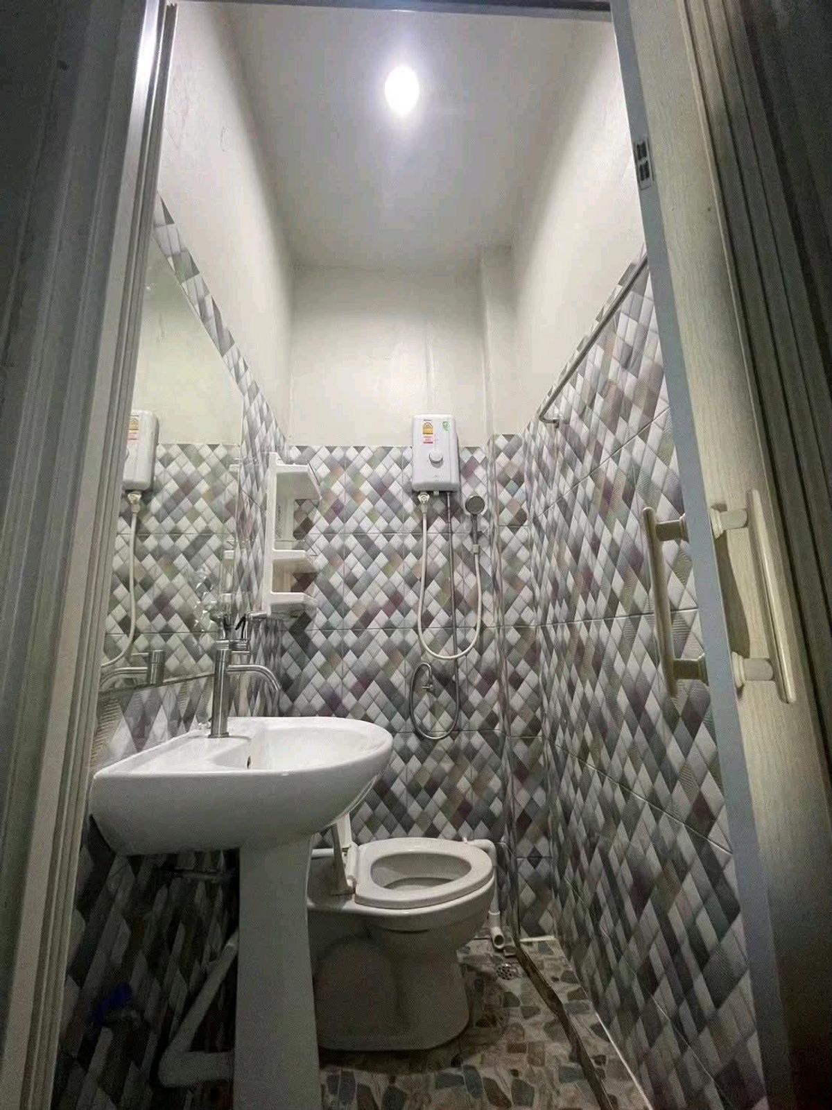 ให้เช่าบ้านเกษตร นวมินทร์ ลาดปลาเค้า : 🎉ลาดปลาเค้า62 หมู่บ้าน เข้าซอยเพียง 80-100 เมตร 🐶 อนุญาตเลี้ยงสัตว์