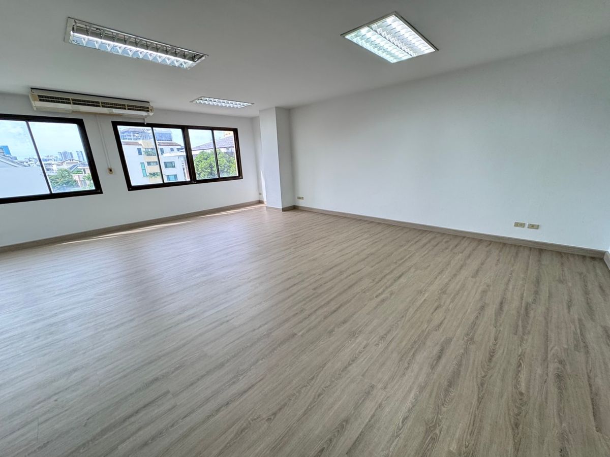 For RentOfficeSathorn, Narathiwat : Available offices for rent near BTS Chong Nonsi Soi Narathiwat Rajanagarinda 10 only 20,000/month.
