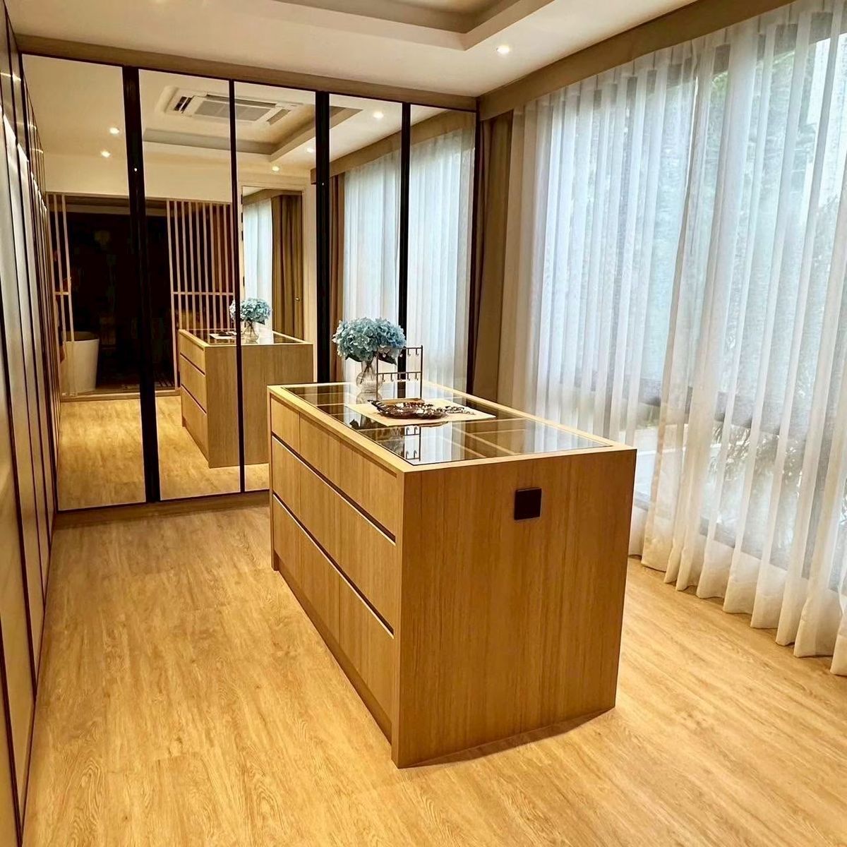 For SaleTownhomeSukhumvit, Asoke, Thonglor : Townhome renovated new. Very beautiful. Good location, beautiful house, only one house • Interested call 081-152-6164 agent