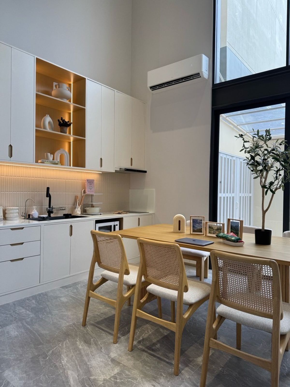 ให้เช่าทาวน์โฮมลาดพร้าว101 แฮปปี้แลนด์ : 🏡 ให้เช่าทาวน์โฮมหรู THER ลาดพร้าว 93  ✨ ตกแต่งครบ พร้อมเข้าอยู่ ทิศเหนือ วิวสวนสวย กระจกบานใหญ่ Duplex โปร่งสบาย ไม่ร้อน