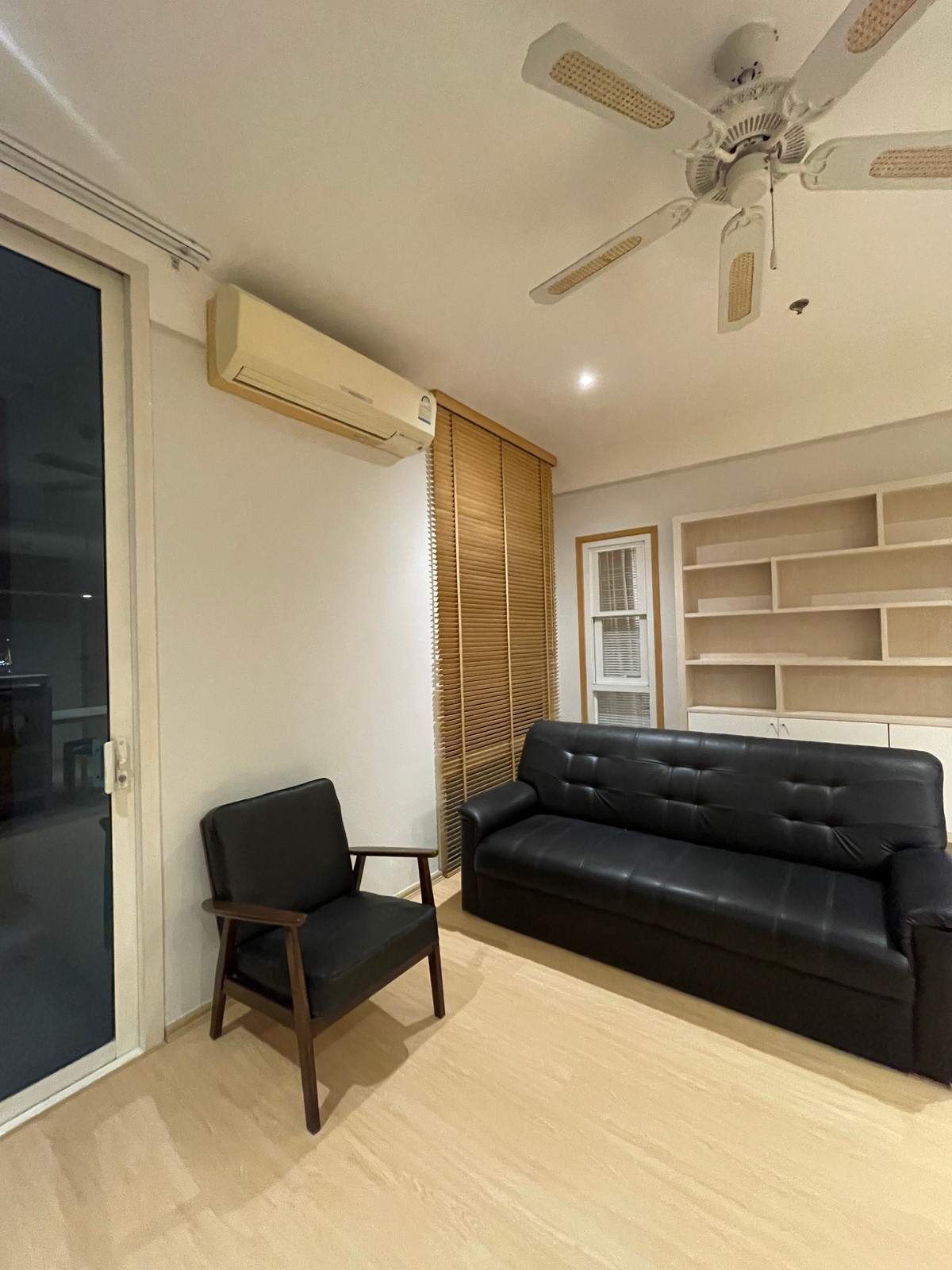 For RentCondoRatchathewi,Phayathai : Villa Ratchathewi 🏢 2 bedrooms width up to 84 sq.w. Height near BTS 200 meters, shady, just 50k per month. • Interested contact 081-152-6154 agent.