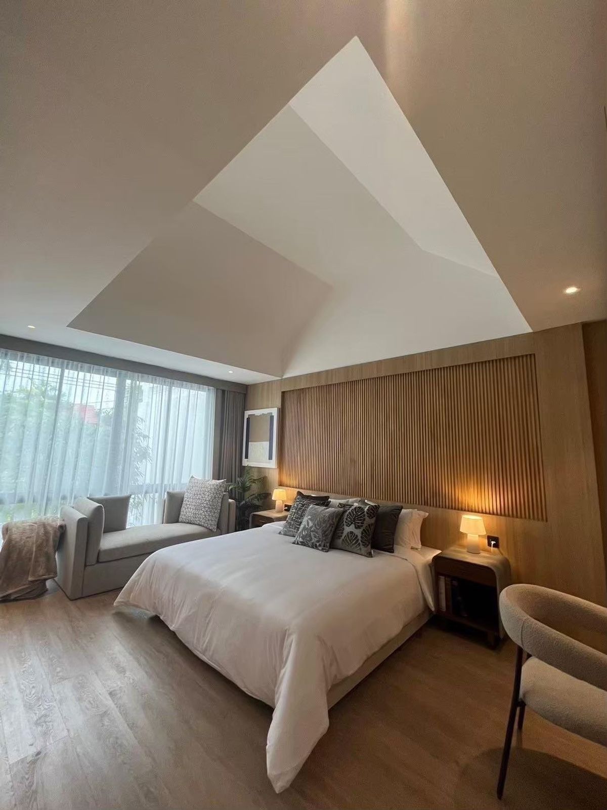 For SaleTownhomeSukhumvit, Asoke, Thonglor : Townhome renovated new. Very beautiful. Good location, beautiful house, only one house • Interested call 081-152-6164 agent