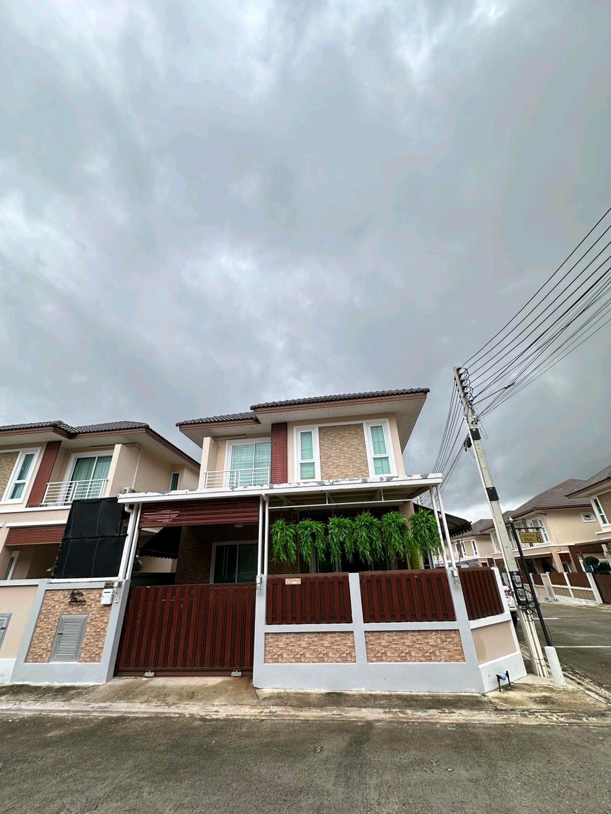 For SalePattaya, Bangsaen, Chonburi : North Pattaya corner house for sale, 3 bedrooms, 3 bedrooms, near Motorway 7-Nong Prue, near the Montri School, Phakree