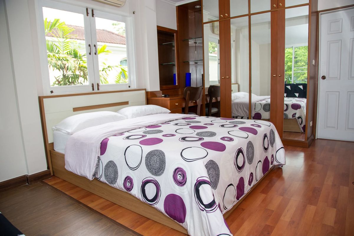 For RentHousePhutthamonthon, Salaya : Rent a waterfront house Krisada Marina, comes with Glasshouse, a private waterfront near Central Salaya.