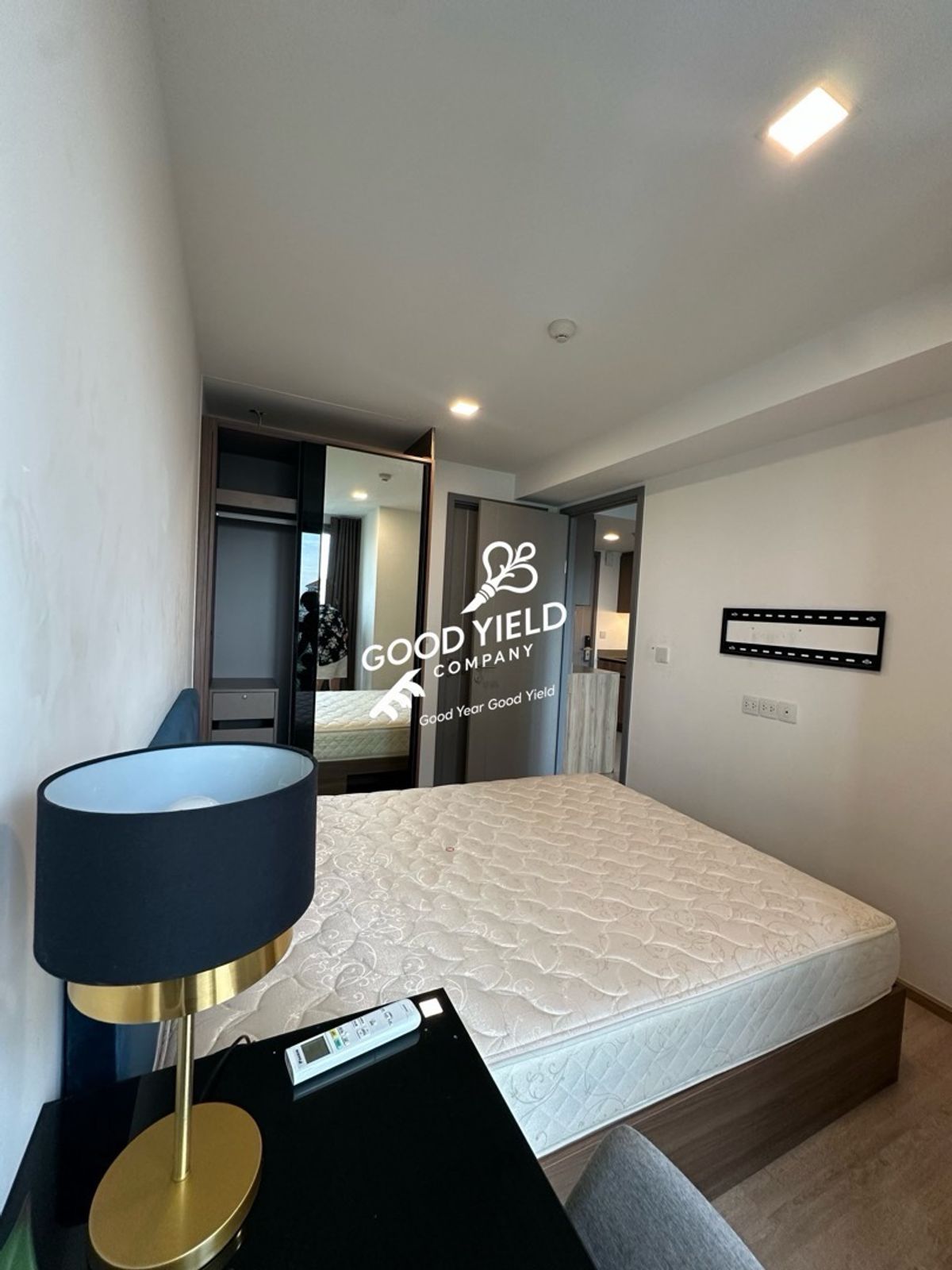 TAKA HAUS EKKAMAI Loading...