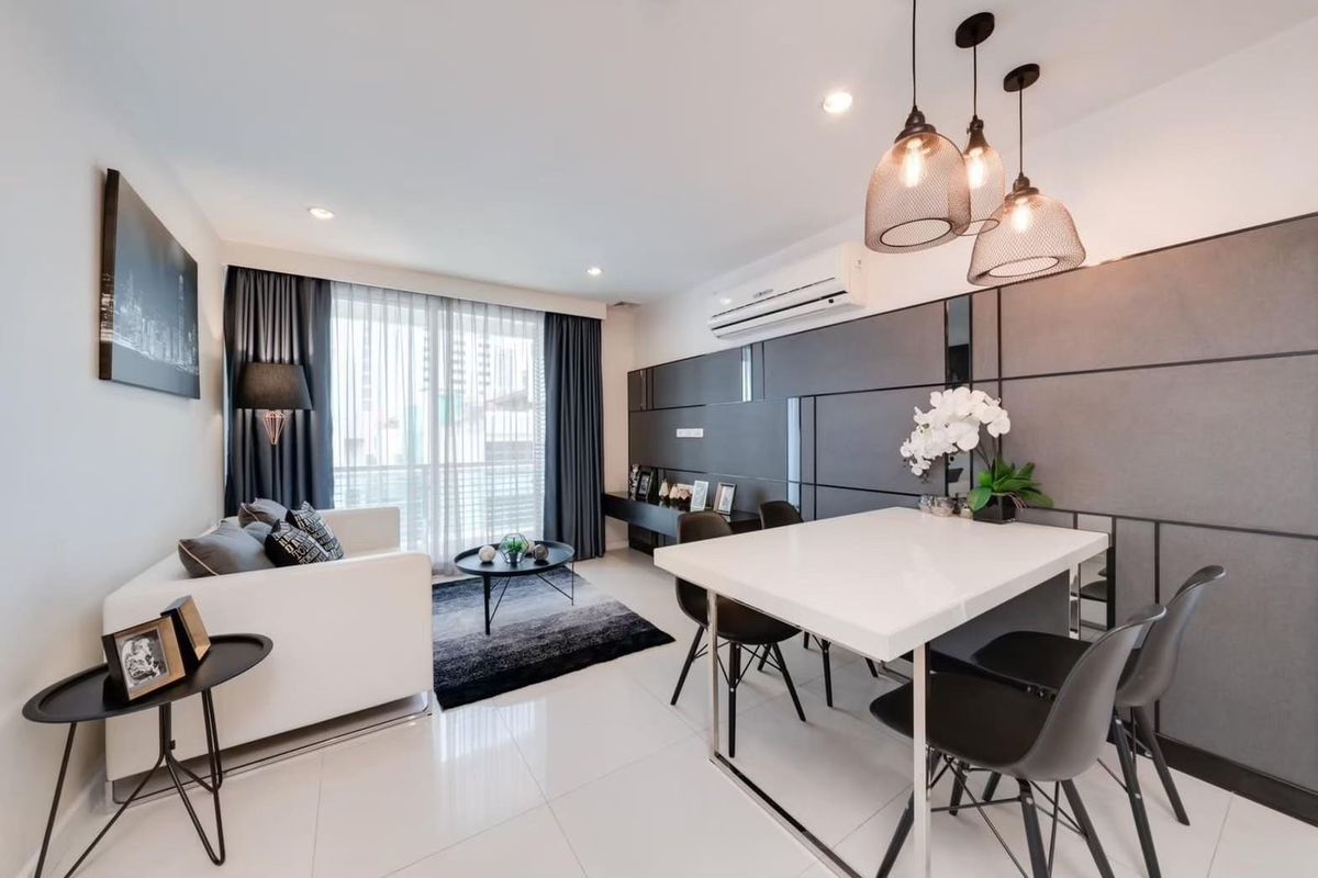 For RentCondoSilom, Saladaeng, Bangrak : Rent !! The Surawong Condo, 2 bedrooms in the heart of Silom, fully decorated and dragged the luggage in.