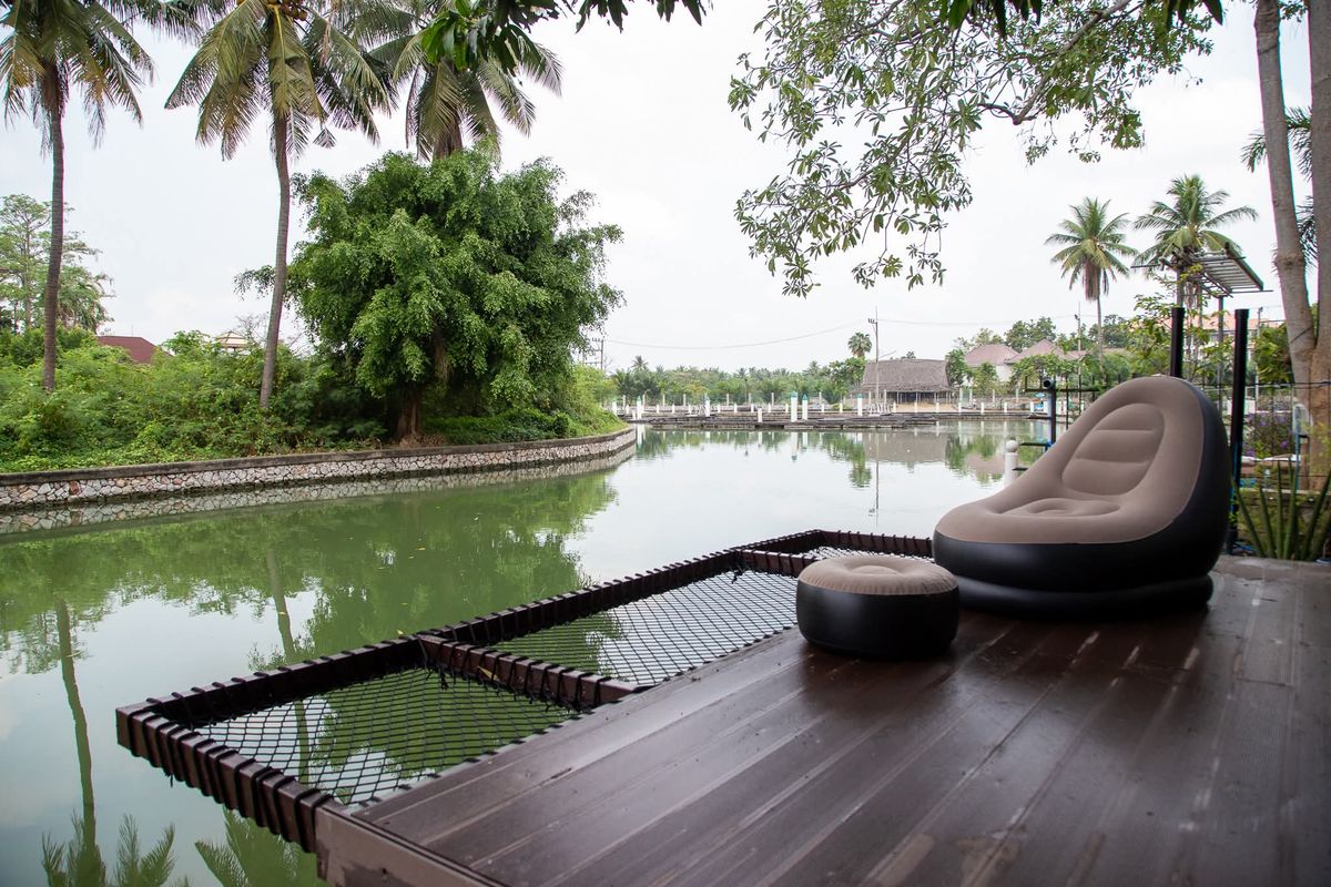 For RentHousePhutthamonthon, Salaya : Rent a waterfront house Krisada Marina, comes with Glasshouse, a private waterfront near Central Salaya.