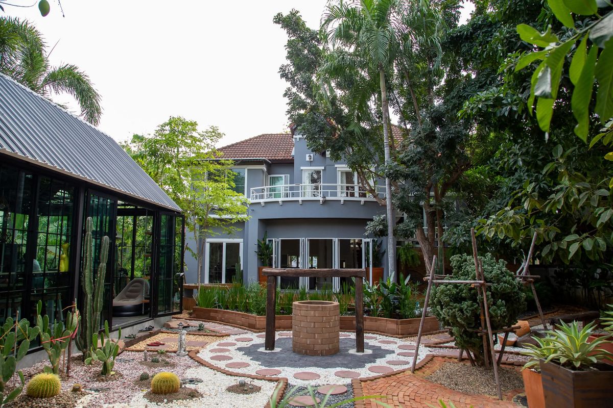 For RentHousePhutthamonthon, Salaya : Rent a waterfront house Krisada Marina, comes with Glasshouse, a private waterfront near Central Salaya.